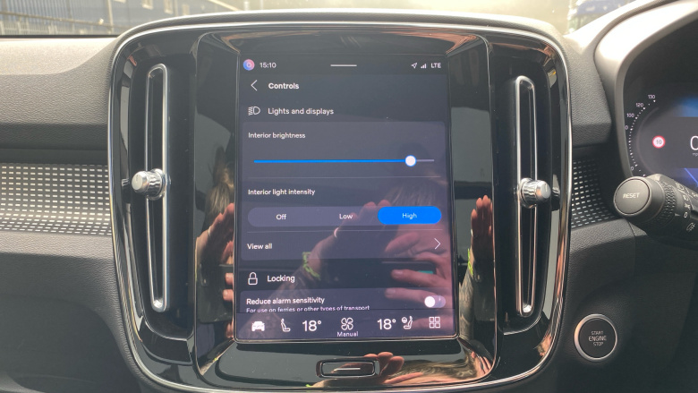 Volvo XC40 2.0 B4P Ultimate Dark 5dr Auto Petrol Estate